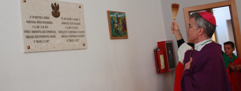 albania odsloniecie i poswiecenie tablicy upamietniajacej 150 lecie urodzin marszalka jozefa pilsudskiego 9 845x321